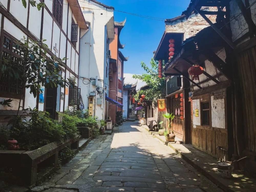 美国一架波音747货机飞行中冒出火焰，紧急返航